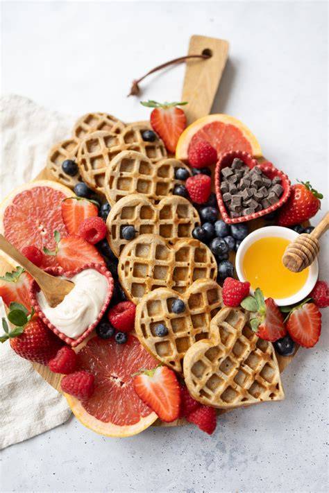 Mini-Waffeleisen mit frisch gebackenen Herz-Waffeln