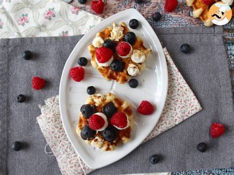 Mini-Waffeln mit bunten Toppings und Früchten