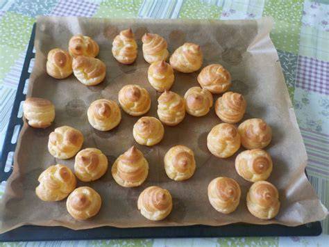 Mini-Windbeutel auf Creme verteilt