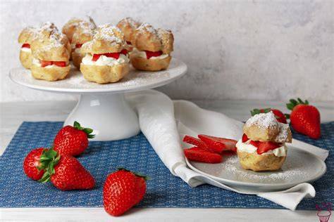 Mini-Windbeutel mit frischen Erdbeeren und Mascarponecreme