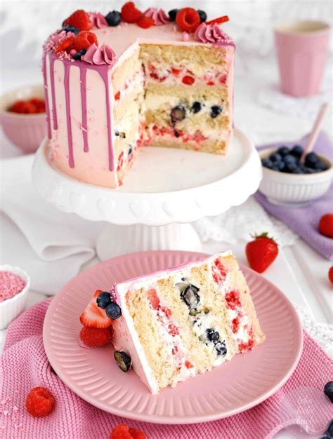 Mini-Windbeutel-Torte mit Beeren: Schichtaufbau und Anschnitt