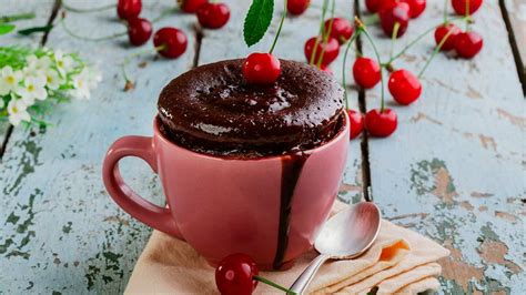 Minikuchen in Tasse, frisch aus der Mikrowelle
