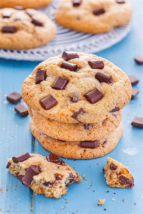 Minimalistische Cookies: Zutaten nebeneinander, fertige Cookies mit Schoko-Drizzle