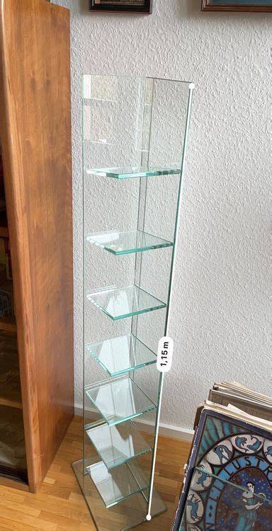 Minimalistische Vitrine S4-2 auf Glasregal