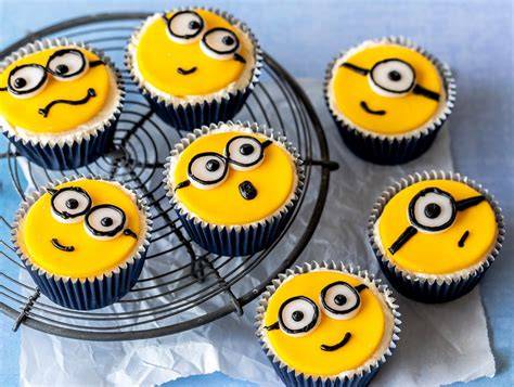 Minion Muffins auf blauem Teller, verschiedene Motive