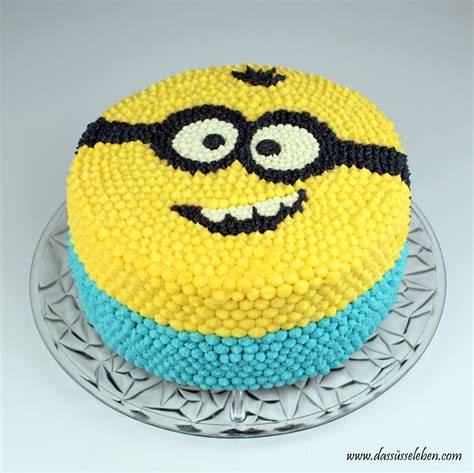 Minion Torte auf dem Geburtstagstisch