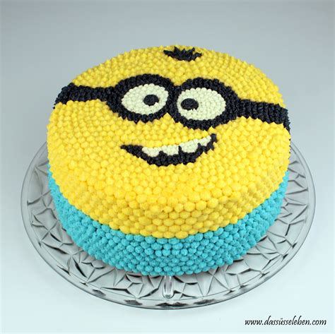 Minion Torte in der Tiefkühltruhe eines Supermarktes