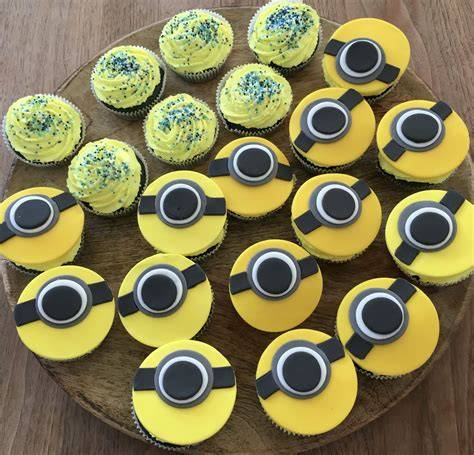 Minion-Kuchen Endprodukt auf der Geburtstagstafel