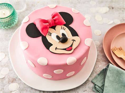 Minnie Maus Torte: Aufbau und Form aus Kuchen