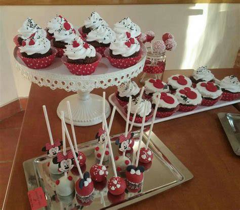 Minnie Mouse Party Sweet Table mit passenden Cupcakes und Cake Pops