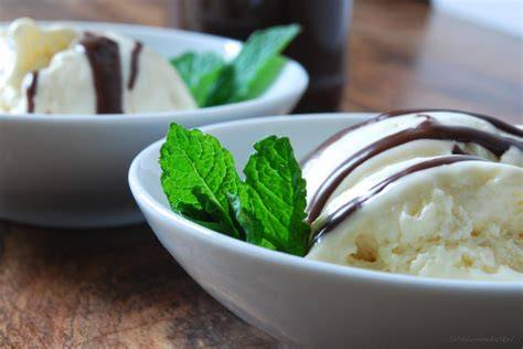 Minz-Parfait mit Schokoladensauce
