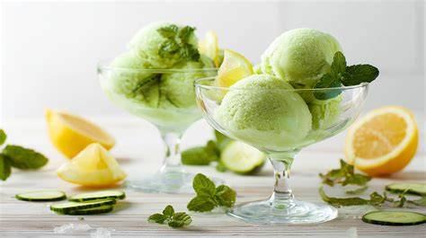 Minz-Sorbet im Glas neben Schoko-Vanille-Hörnchen; Infografik: Zutaten und Mischverhältnisse