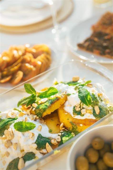 Minzpesto und Ananas als modernes Dessert