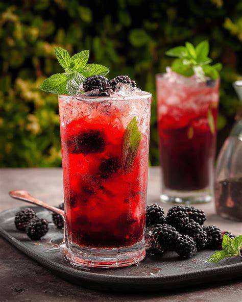 Mirabellen, Brombeeren und Minze als Zutaten auf einem Tisch