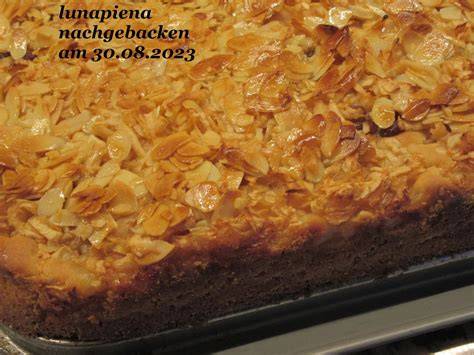 Mirabellen, Mandelblättchen und Zutaten für Blechkuchen