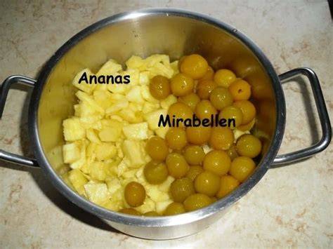 Mirabellen und Ananas vorbereiten