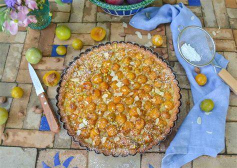 Mirabellenkuchen frisch aus dem Ofen mit goldbraunen Streuseln