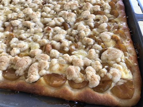 Mirabellenkuchen mit Streuseln auf dem Blech