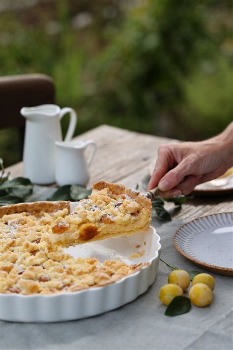 Mirabellenkuchen mit Vanillepudding und Streuseln