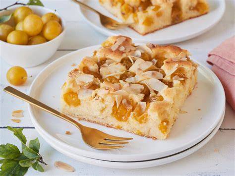 Mirabellenkuchen vom Blech mit Mandelblättchen und Zuckerguss
