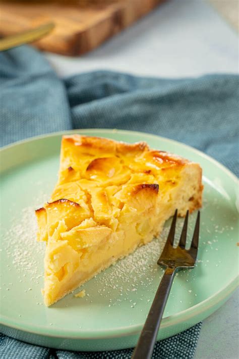 Mischschüssel mit cremiger Quarkfüllung und Vanilleschote