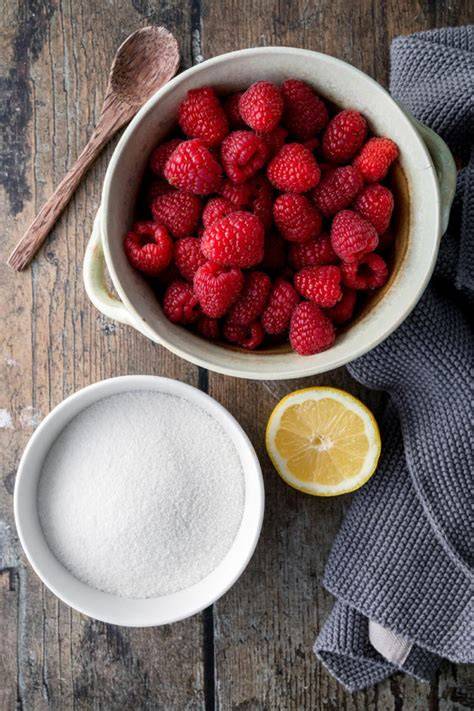 Mise en Place: Himbeeren, weiße Schokolade, Gelierzucker und Zitrone