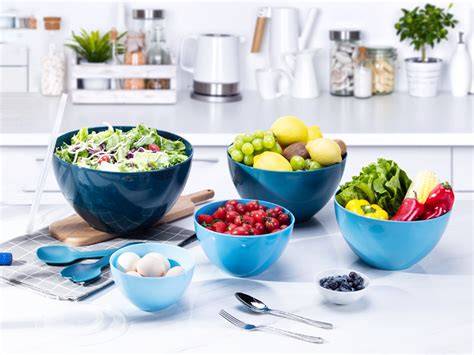 Mise-en-place: große Schüsseln, Spritzbeutel, Tabletts im Kühlschrank