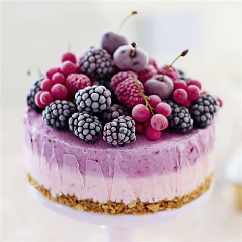 Mit Beeren und Baiser dekorierte Eistorte