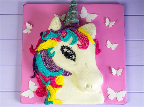 Mit Fondant eingedeckte Einhorn-Torte vor dem Dekorieren
