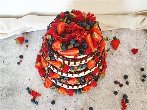 Mit Keksbröseln und Beeren verzierte Oberfläche
