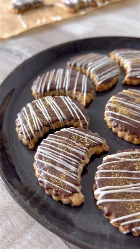 Mit Kuvertüre verzierte Toffee Cookies