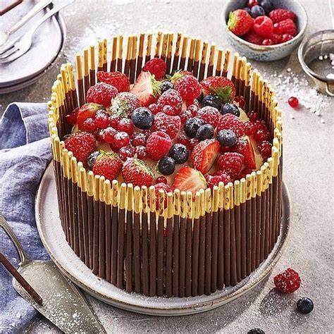 Mit Mikado-Sticks verzierte Torte