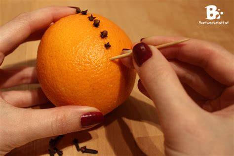 Mit Nelken besteckte Orange als weihnachtliche Dekoration