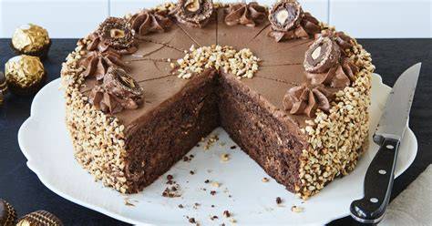 Mit Nutella gefüllte Torte und eingestreute Haselnüsse