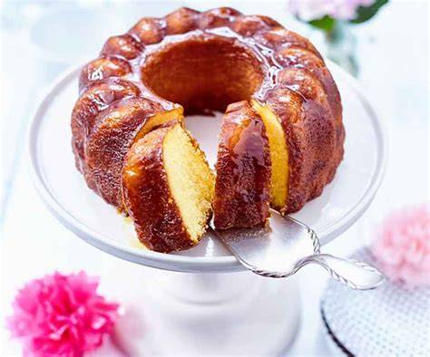 Mit Orangenglasur verzierter Gugelhupf-Kuchen