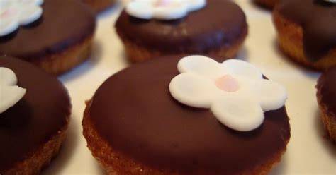 Mit Schokoglasur verzierte Mini-Muffins mit Esspapier-Schmetterlingen