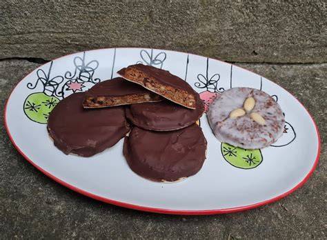 Mit Schokolade und Mandeln verzierte Elisenlebkuchen auf Gitter