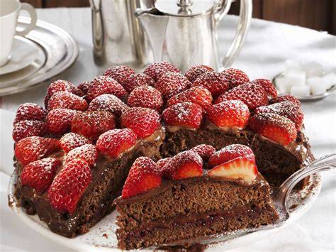 Mit Schokolade und frischen Erdbeeren verzierte Grießtorte