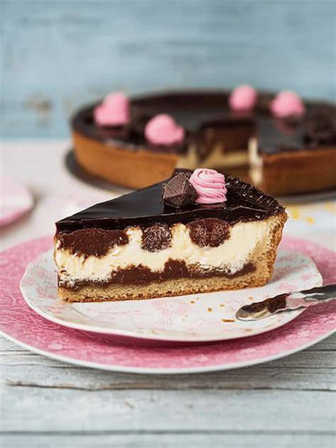Mit Schokoladenguss überzogener Nutella Käsekuchen mit Butterkeks-Deko