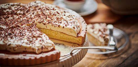 Mit Schokoraspeln verzierte Sahnetorte