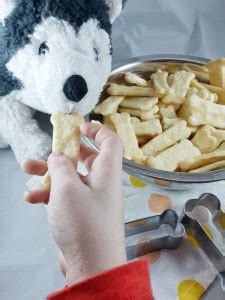 Mit Zuckerguss verzierte Knochen-Kekse und Streuselmix Paw Patrol