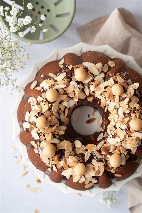 Mit weißer Schokolade und Mandeln glasierter Marzipan-Gugelhupf