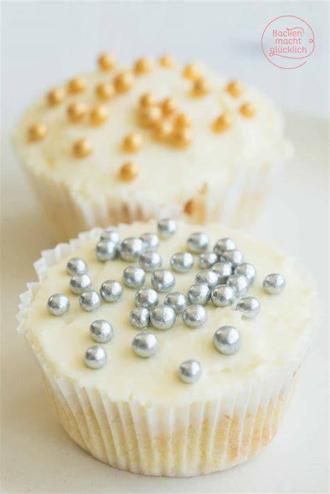Mit weißer Schokolade verzierte Cupcakes mit Goldstreuseln