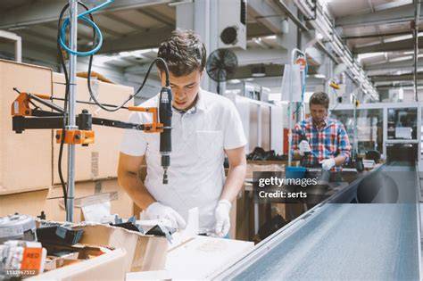 Mitarbeiter in der Lebkuchen-Schmidt Fabrik bei der Produktion, historische und moderne Maschinen