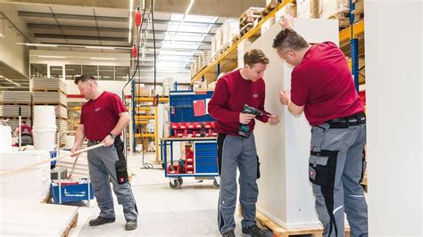 Mitarbeiter in der Produktionshalle