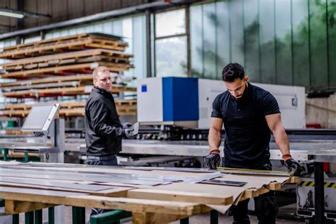Mitarbeiter in der modernen Produktion von Heinerle-Berggold