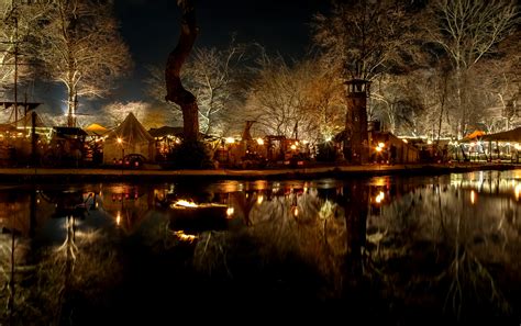 Mittelalterlicher Weihnachtsmarkt mit Lebkuchenständen
