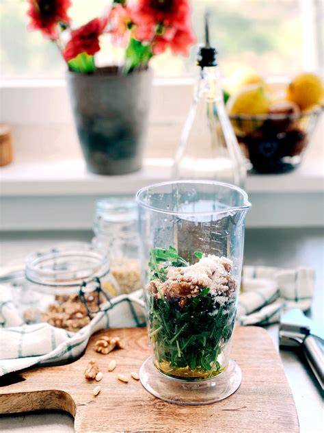 Mixbecher mit Zutaten vor dem Mixen
