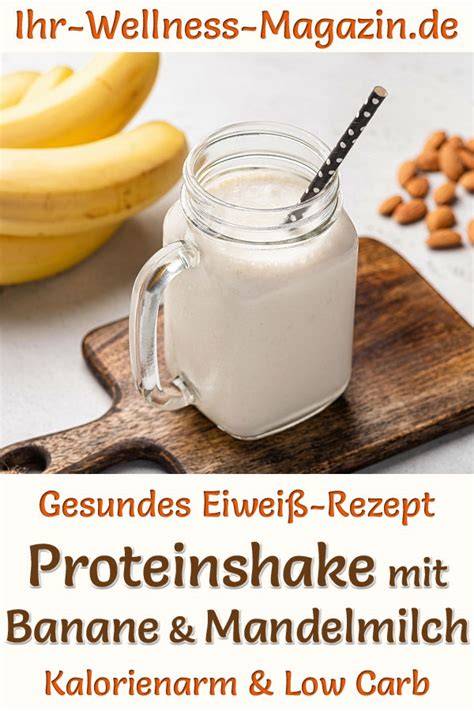 Mixer mit Zutaten: Banane, Mandelmilch, Honig, Kaffee