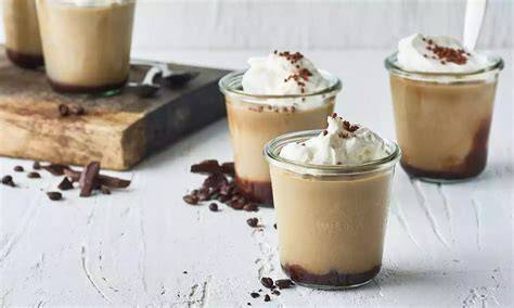 Mocca Pudding mit Schokoladensauce im Glas